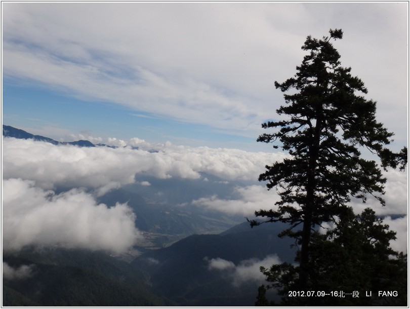 2012-07-16 08-16-20透空處看南山村上方的雲海.JPG